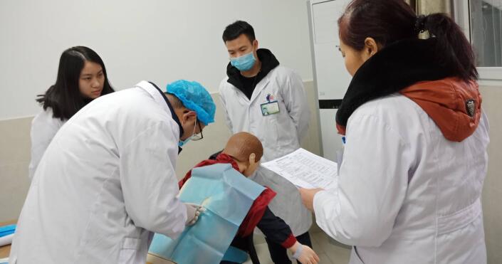 紧抓医疗卫生质量，提高医院服务水平